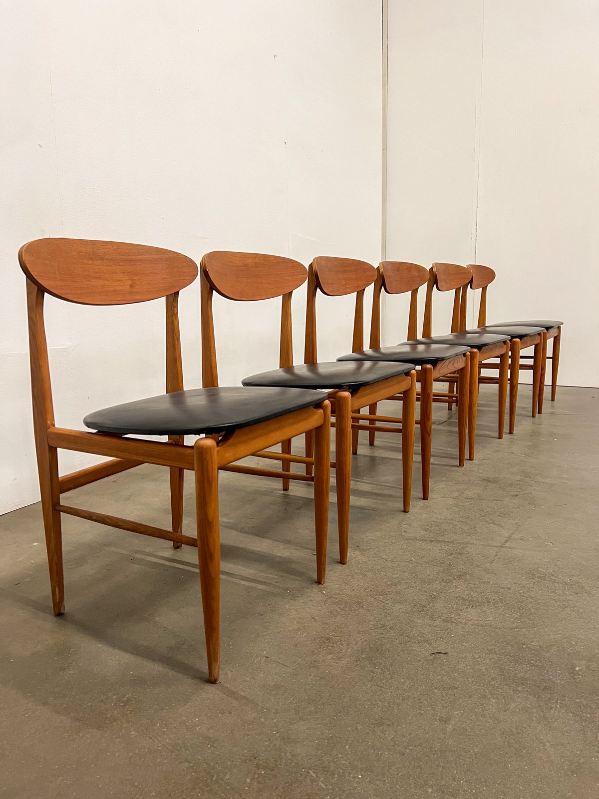 Lot de 6 chaises scandinaves vintage – chaises en bois et skaï noir années 60