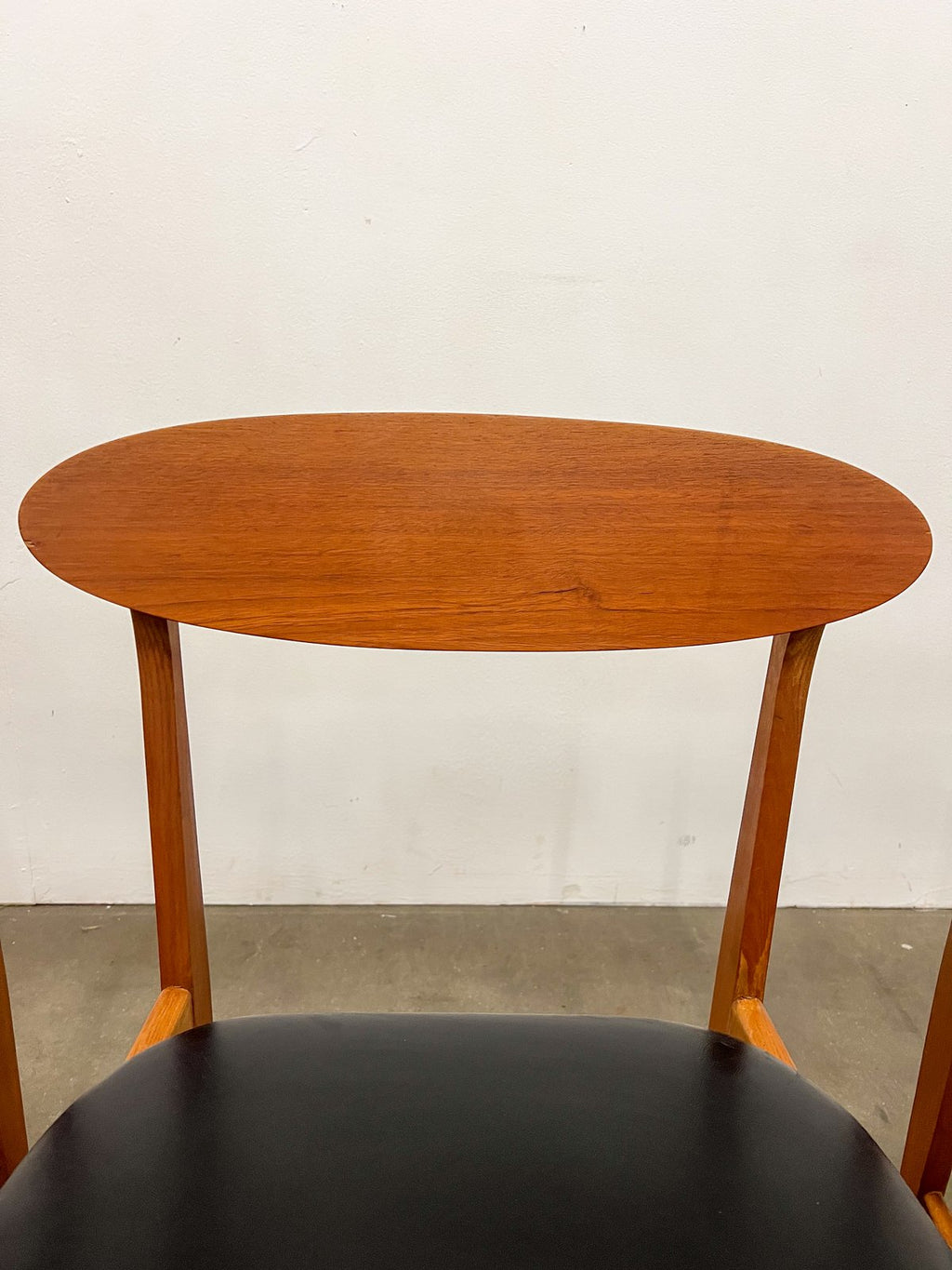 Lot de 6 chaises scandinaves vintage – chaises en bois et skaï noir années 60