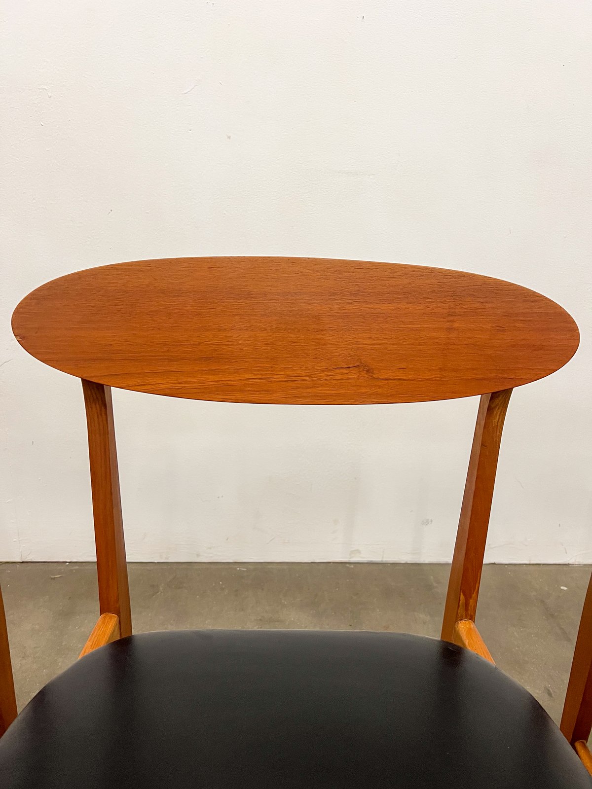 Lot de 6 chaises scandinaves vintage – chaises en bois et skaï noir années 60