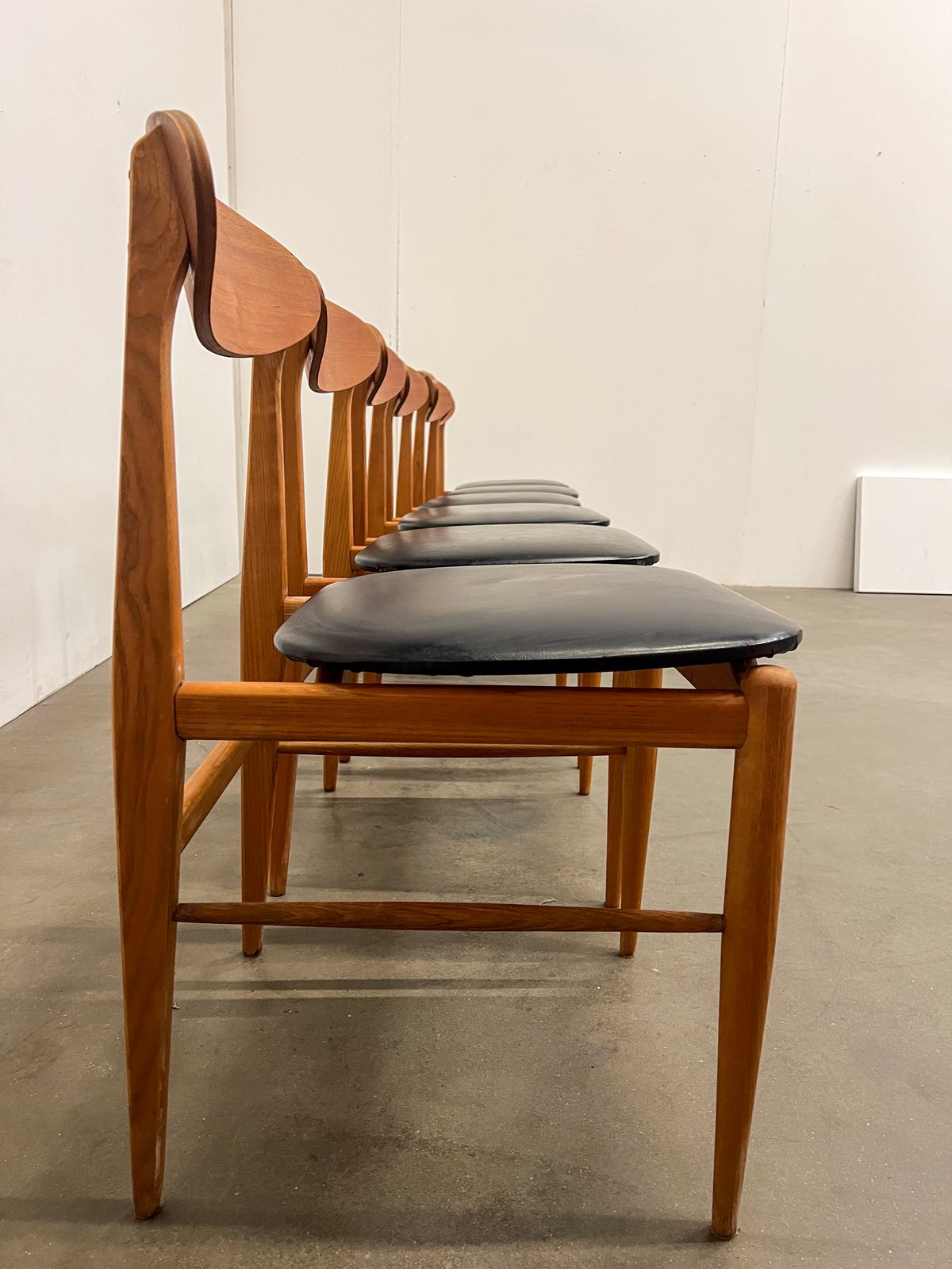 Lot de 6 chaises scandinaves vintage – chaises en bois et skaï noir années 60