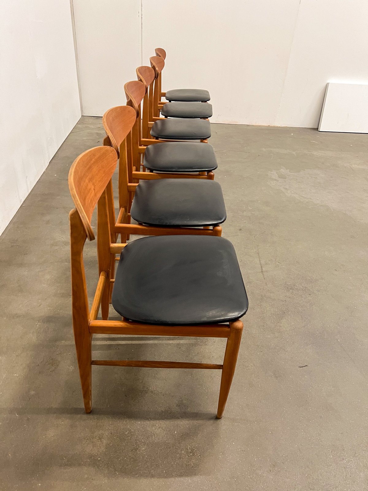 Lot de 6 chaises scandinaves vintage – chaises en bois et skaï noir années 60