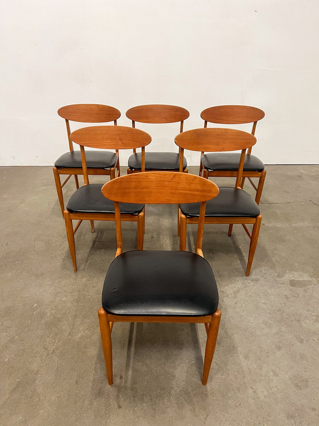 Lot de 6 chaises scandinaves vintage – chaises en bois et skaï noir années 60