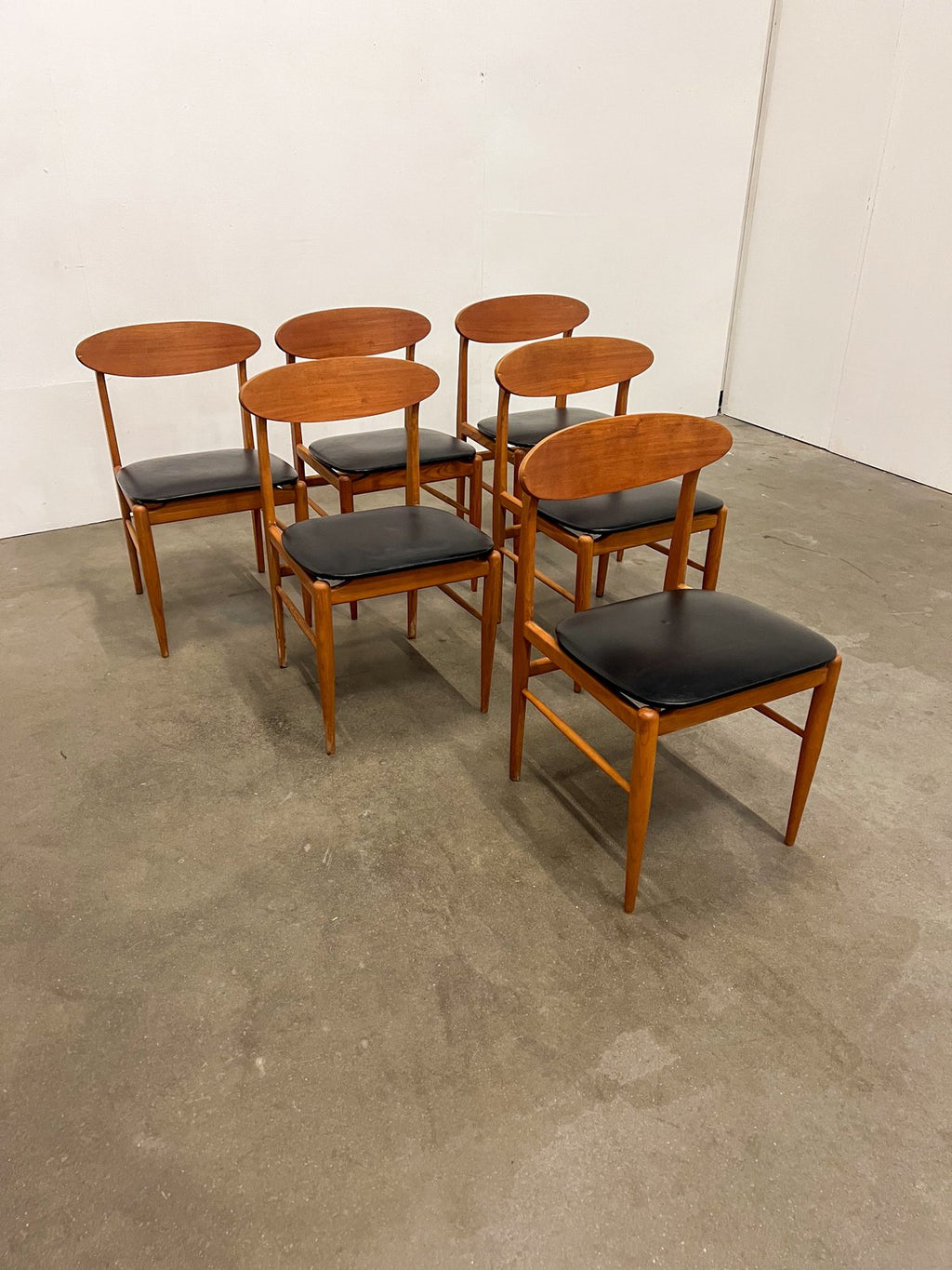 Lot de 6 chaises scandinaves vintage – chaises en bois et skaï noir années 60