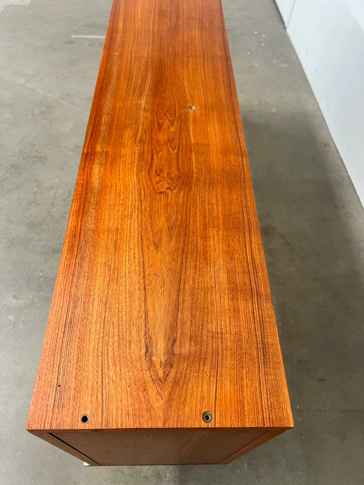 Enfilade vintage scandinave en teck – meuble TV / buffet bas années 60