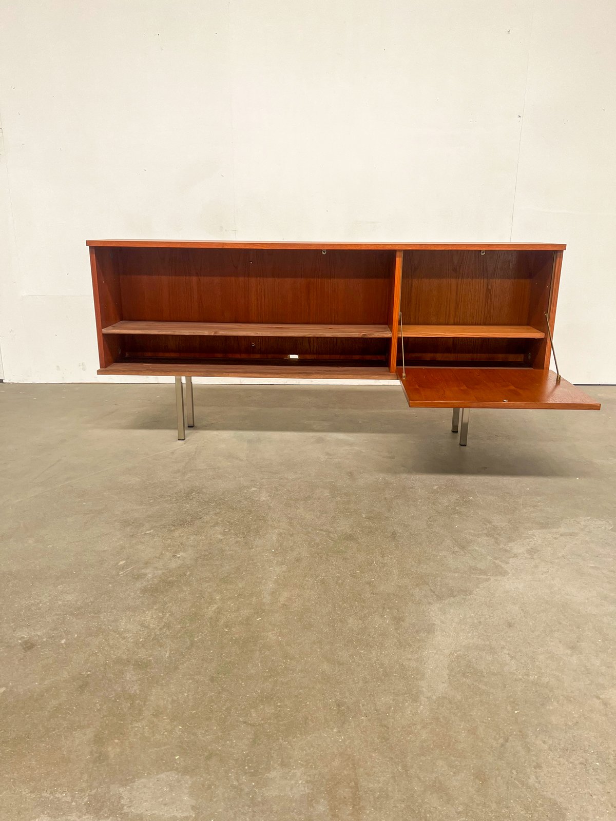 Enfilade vintage scandinave en teck – meuble TV / buffet bas années 60