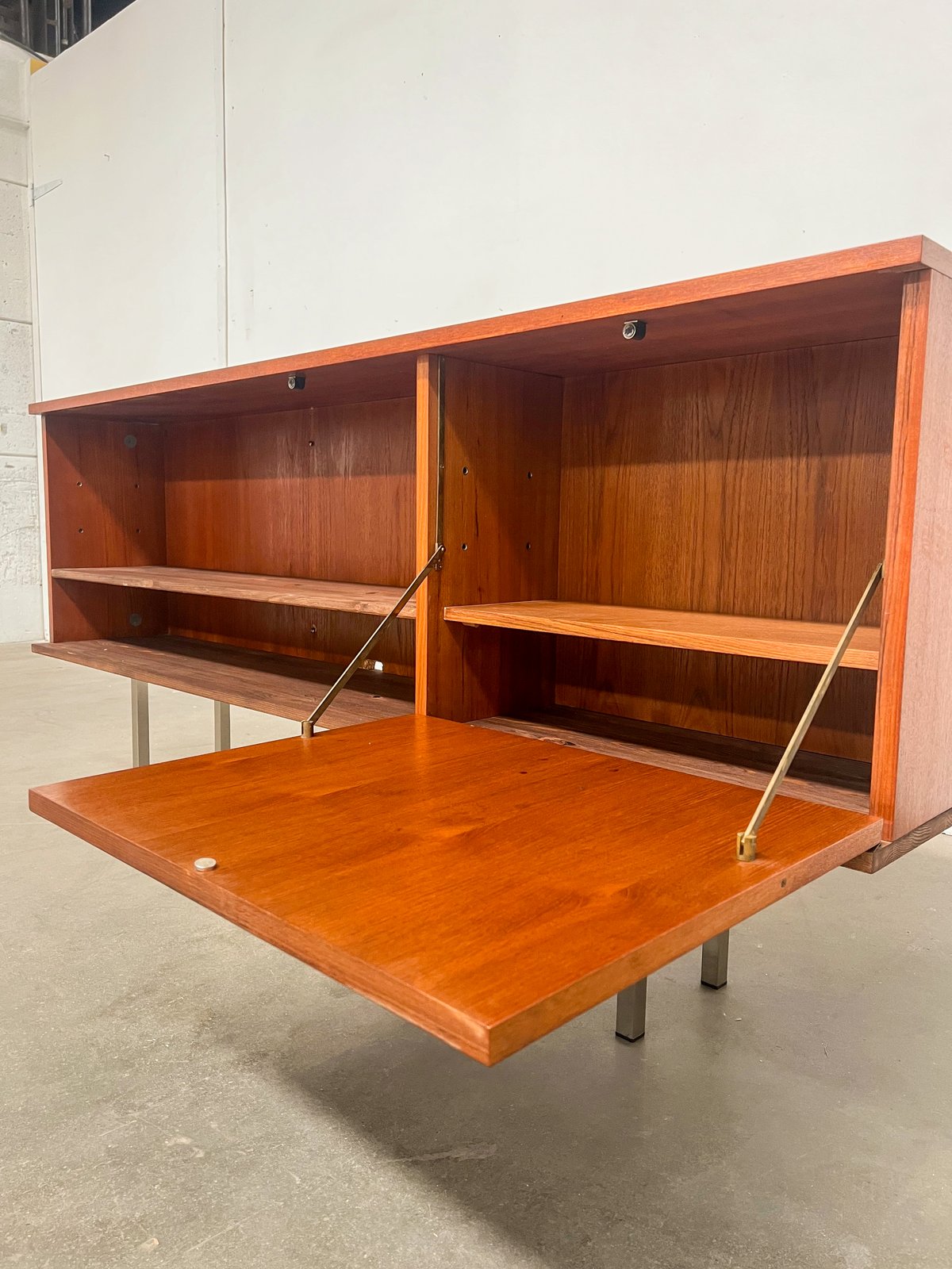 Enfilade vintage scandinave en teck – meuble TV / buffet bas années 60