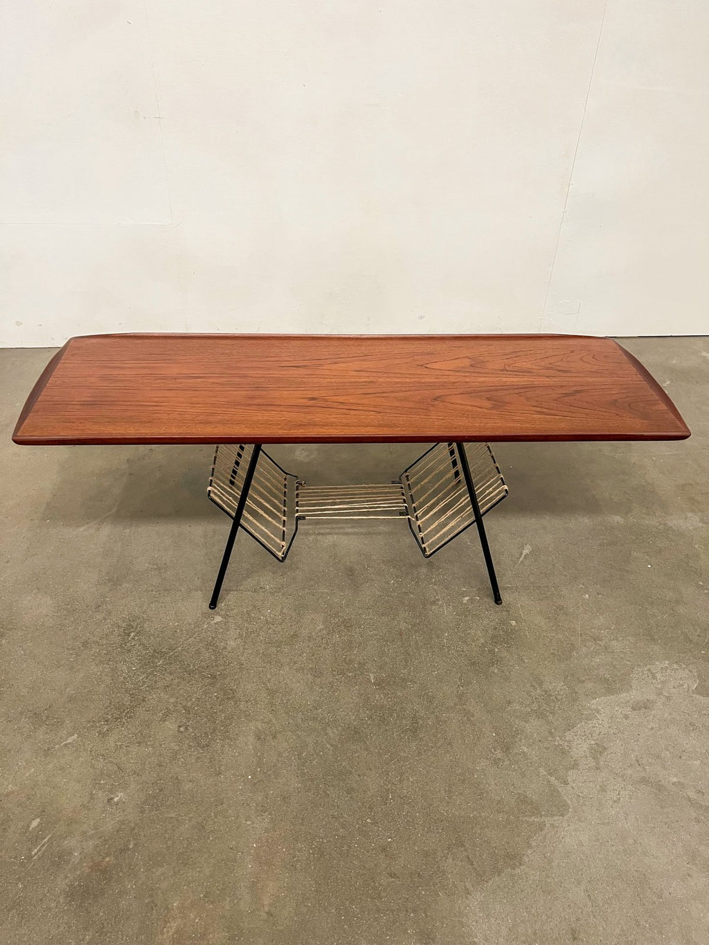 Table basse vintage en teck – table scandinave avec porte-revues années 60