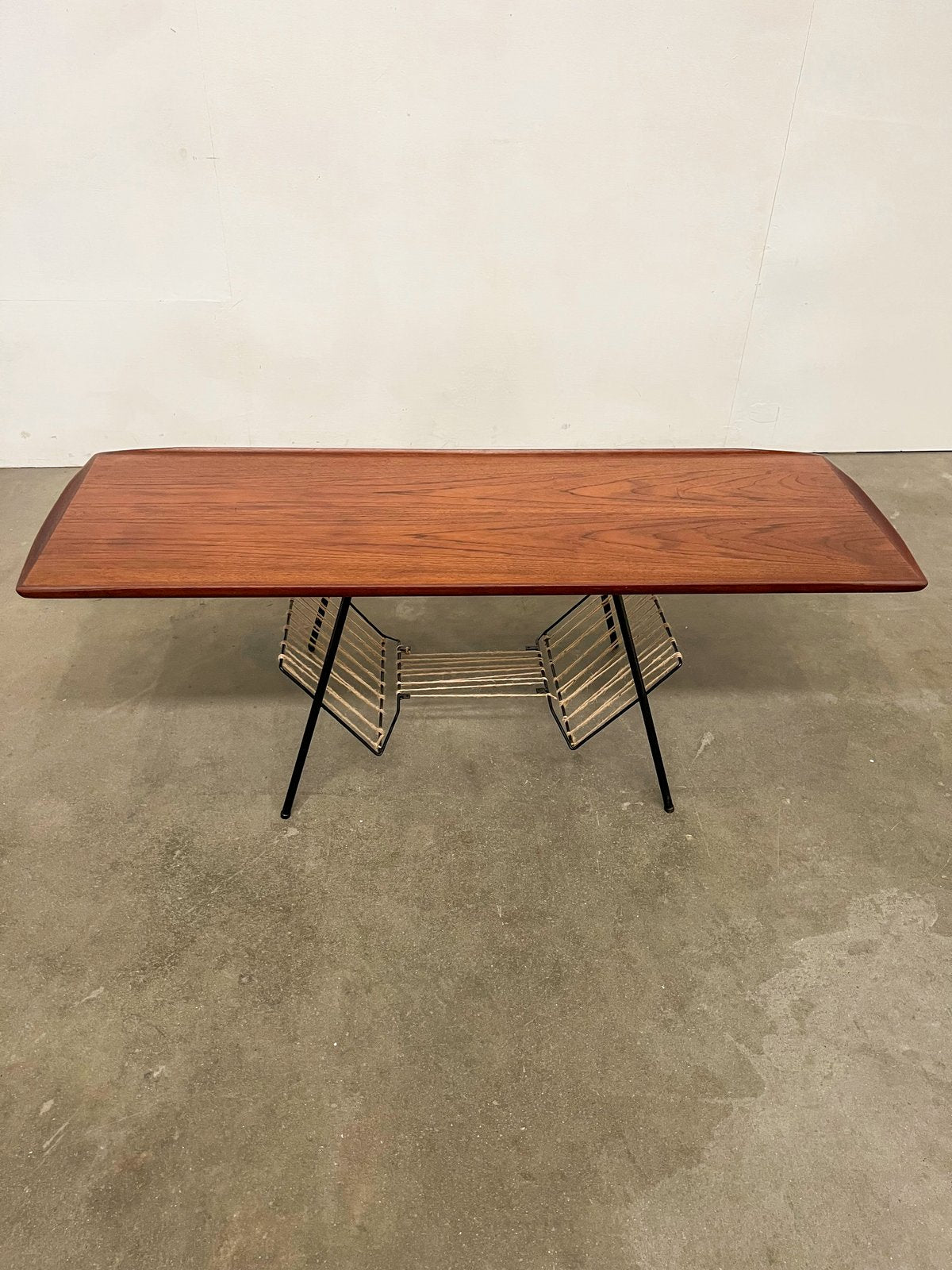 Table basse vintage en teck – table scandinave avec porte-revues années 60