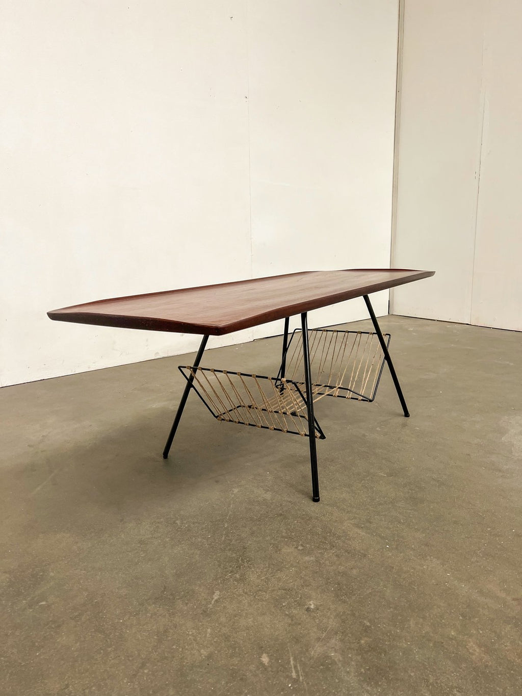 Table basse vintage en teck – table scandinave avec porte-revues années 60