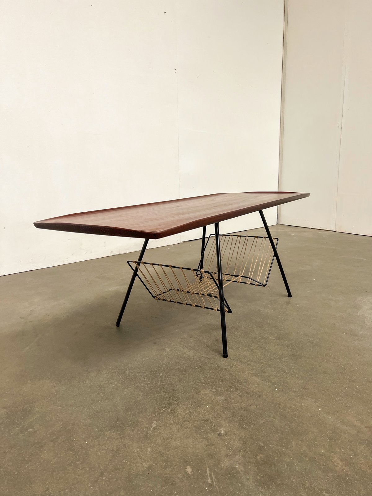 Table basse vintage en teck – table scandinave avec porte-revues années 60