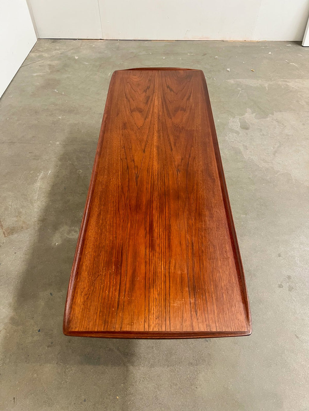 Table basse vintage en teck – table scandinave avec porte-revues années 60