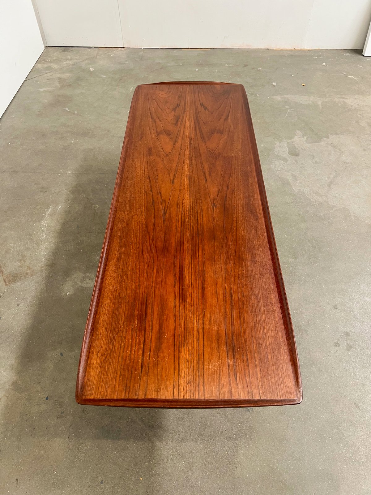 Table basse vintage en teck – table scandinave avec porte-revues années 60
