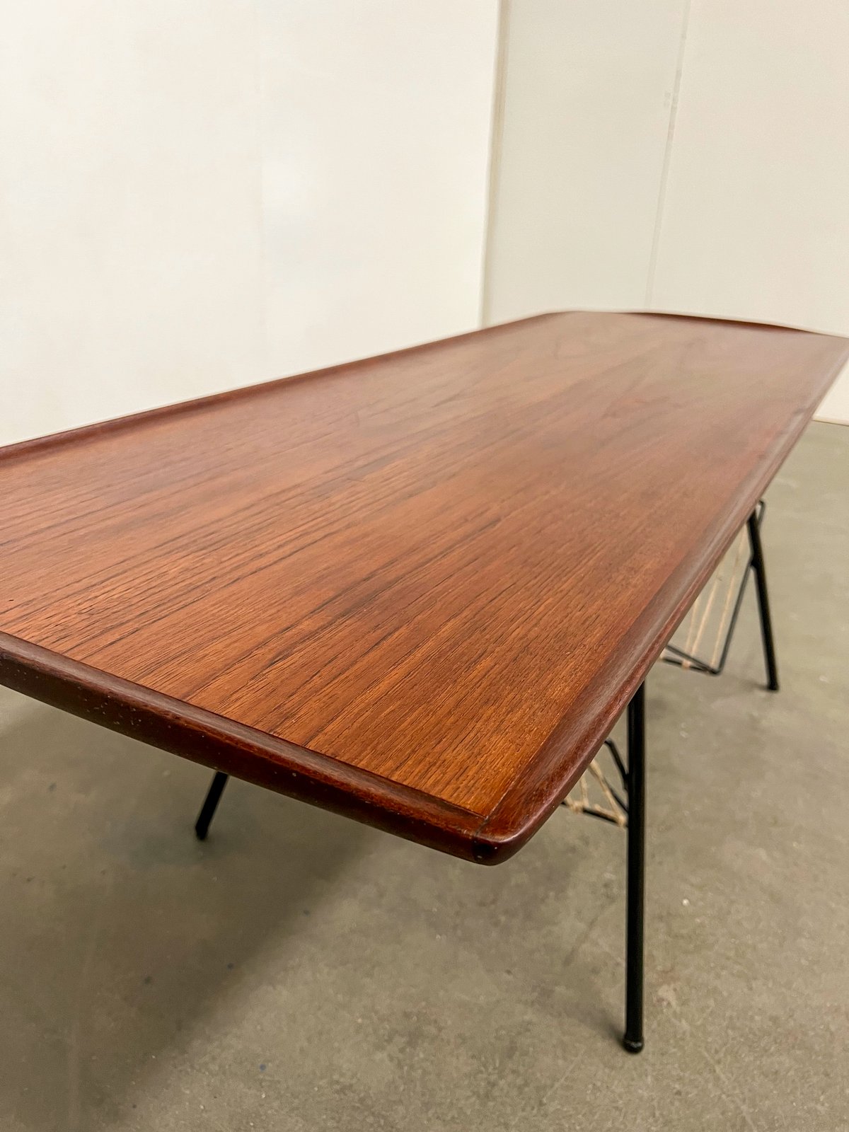 Table basse vintage en teck – table scandinave avec porte-revues années 60