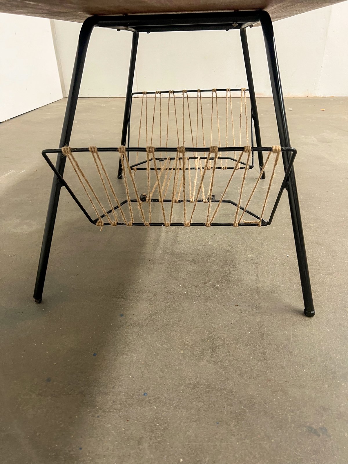 Table basse vintage en teck – table scandinave avec porte-revues années 60
