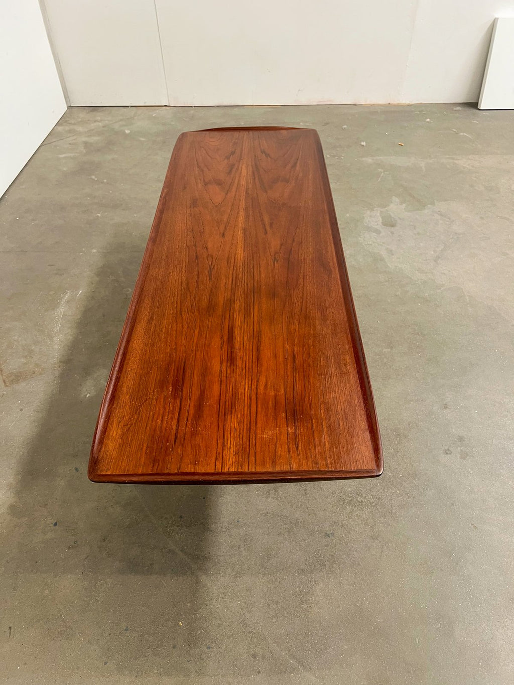 Table basse vintage en teck – table scandinave avec porte-revues années 60