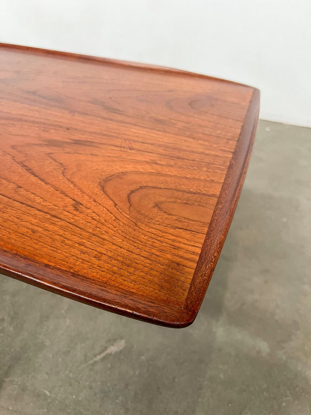 Table basse vintage en teck – table scandinave avec porte-revues années 60