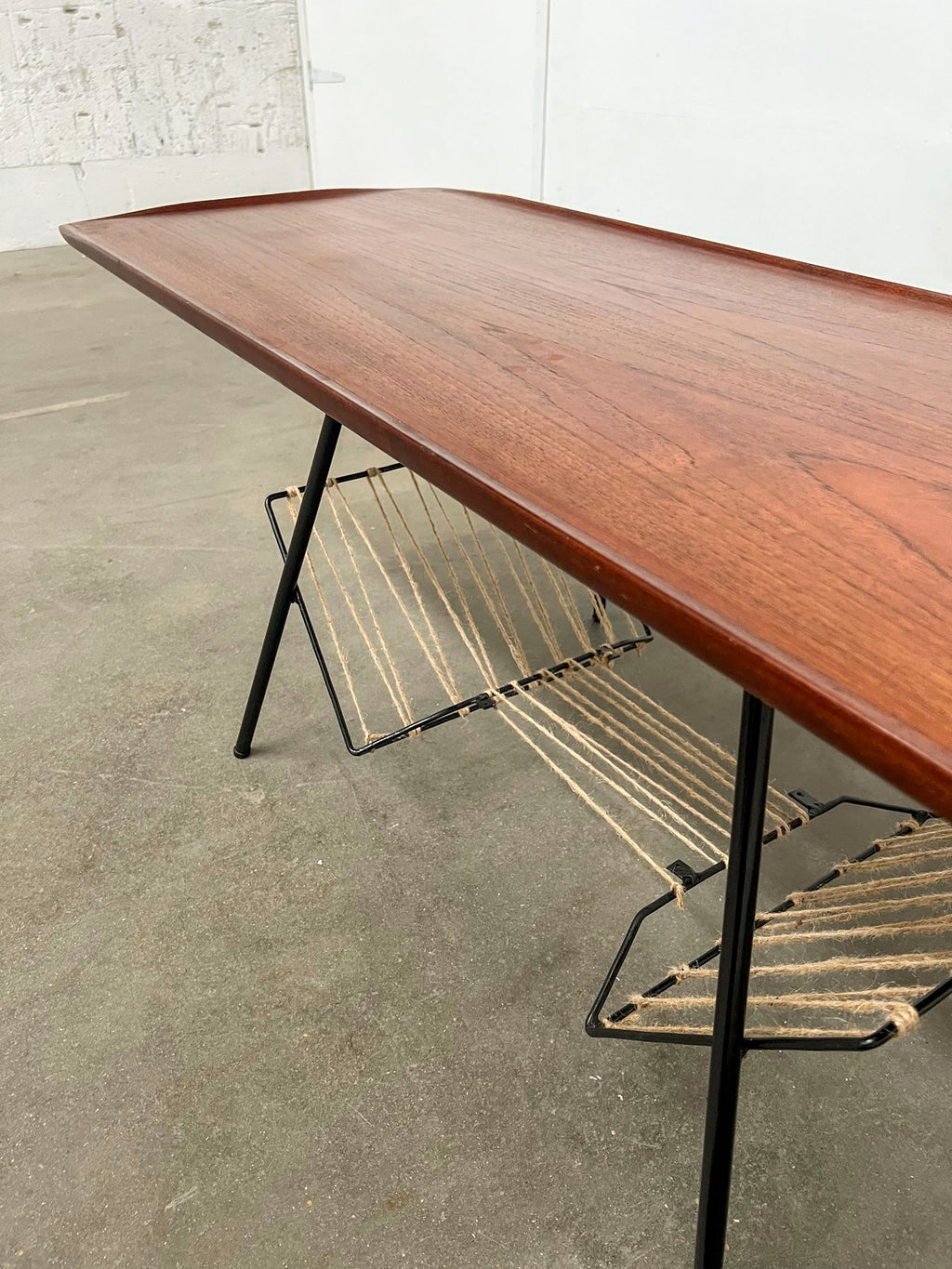 Table basse vintage en teck – table scandinave avec porte-revues années 60