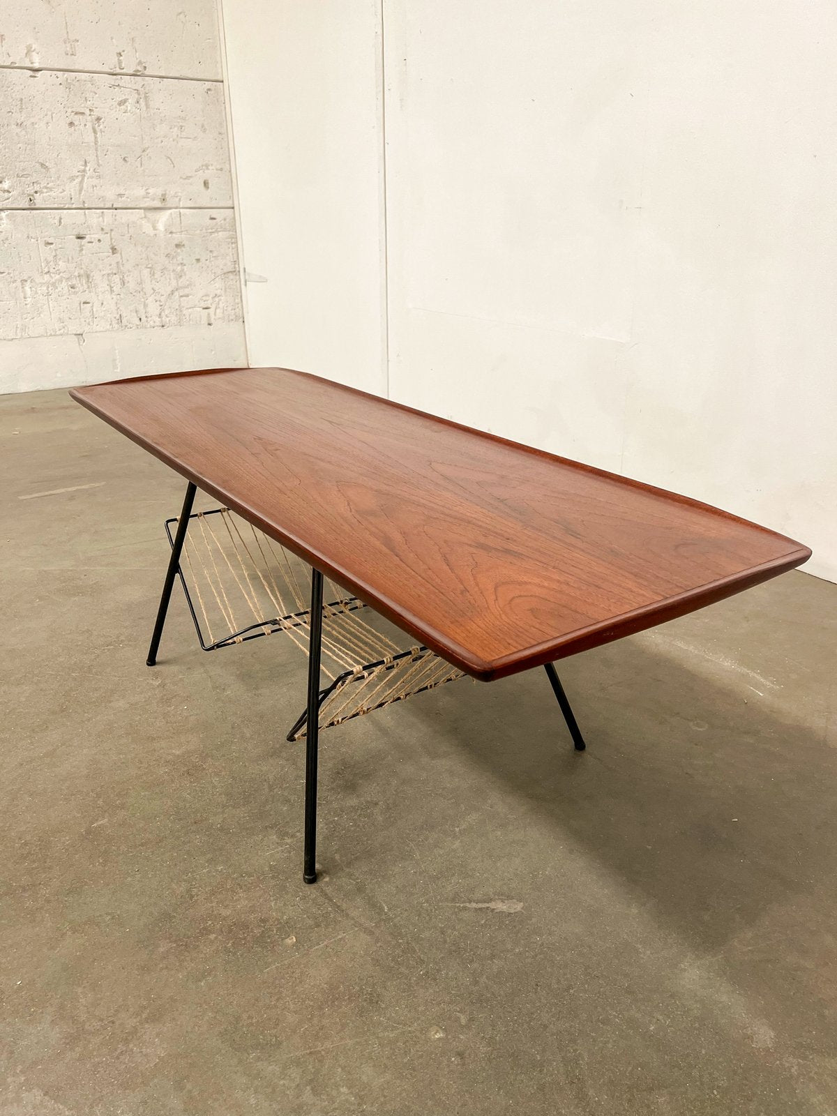 Table basse vintage en teck – table scandinave avec porte-revues années 60
