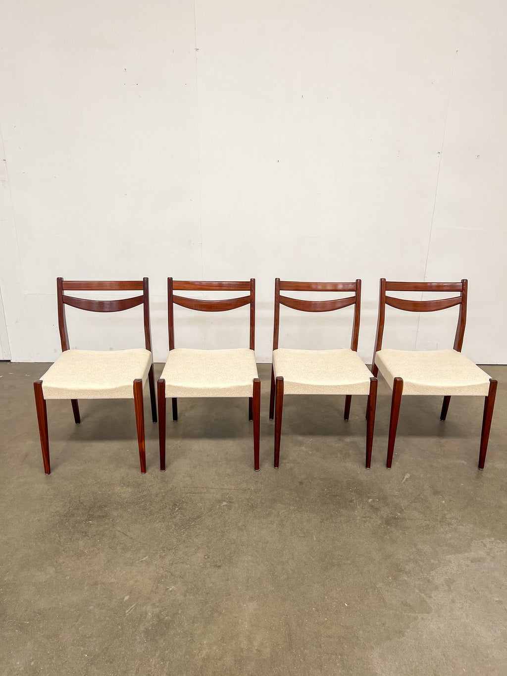 Lot de 4 chaises scandinaves en teck – tissu bouclette – années 60