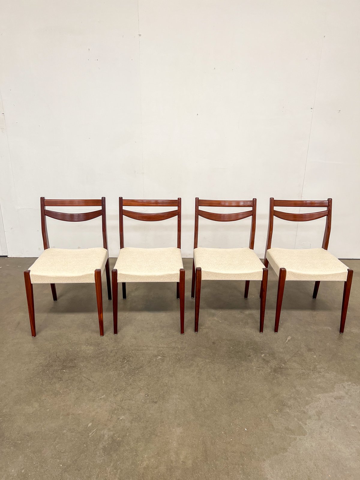Lot de 4 chaises scandinaves en teck – tissu bouclette – années 60