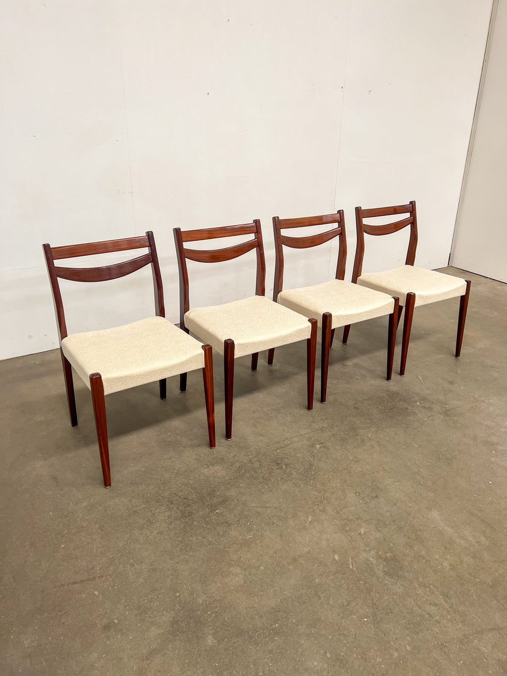Lot de 4 chaises scandinaves en teck – tissu bouclette – années 60