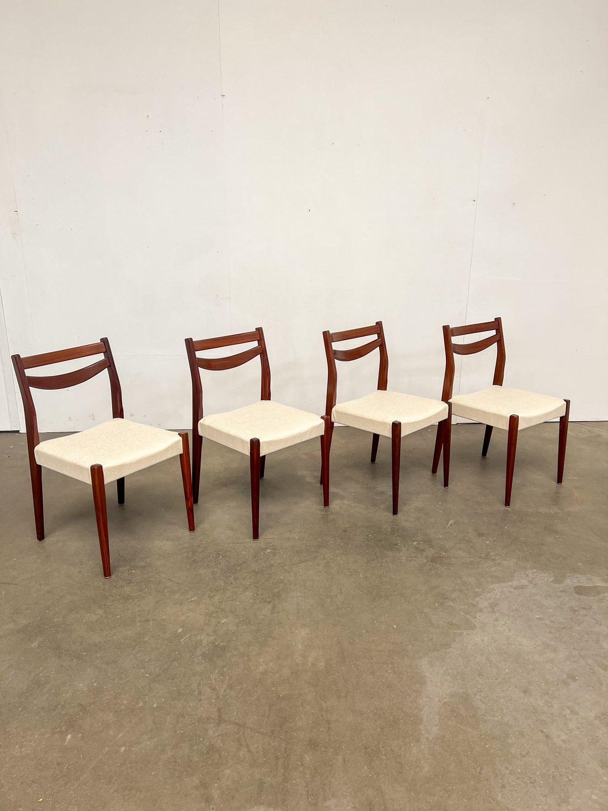 Lot de 4 chaises scandinaves en teck – tissu bouclette – années 60