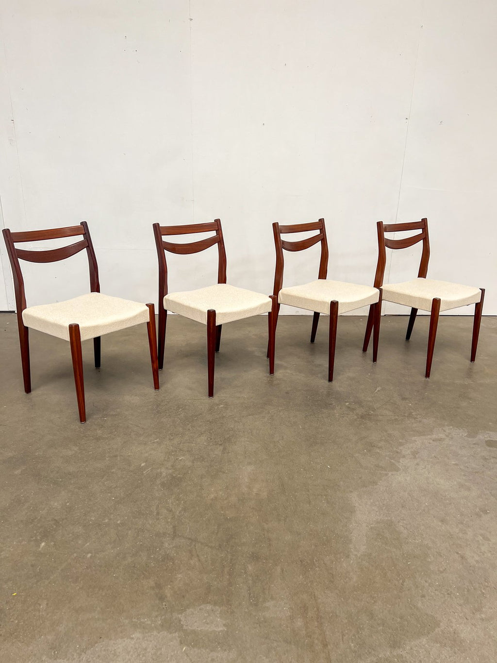Lot de 4 chaises scandinaves en teck – tissu bouclette – années 60