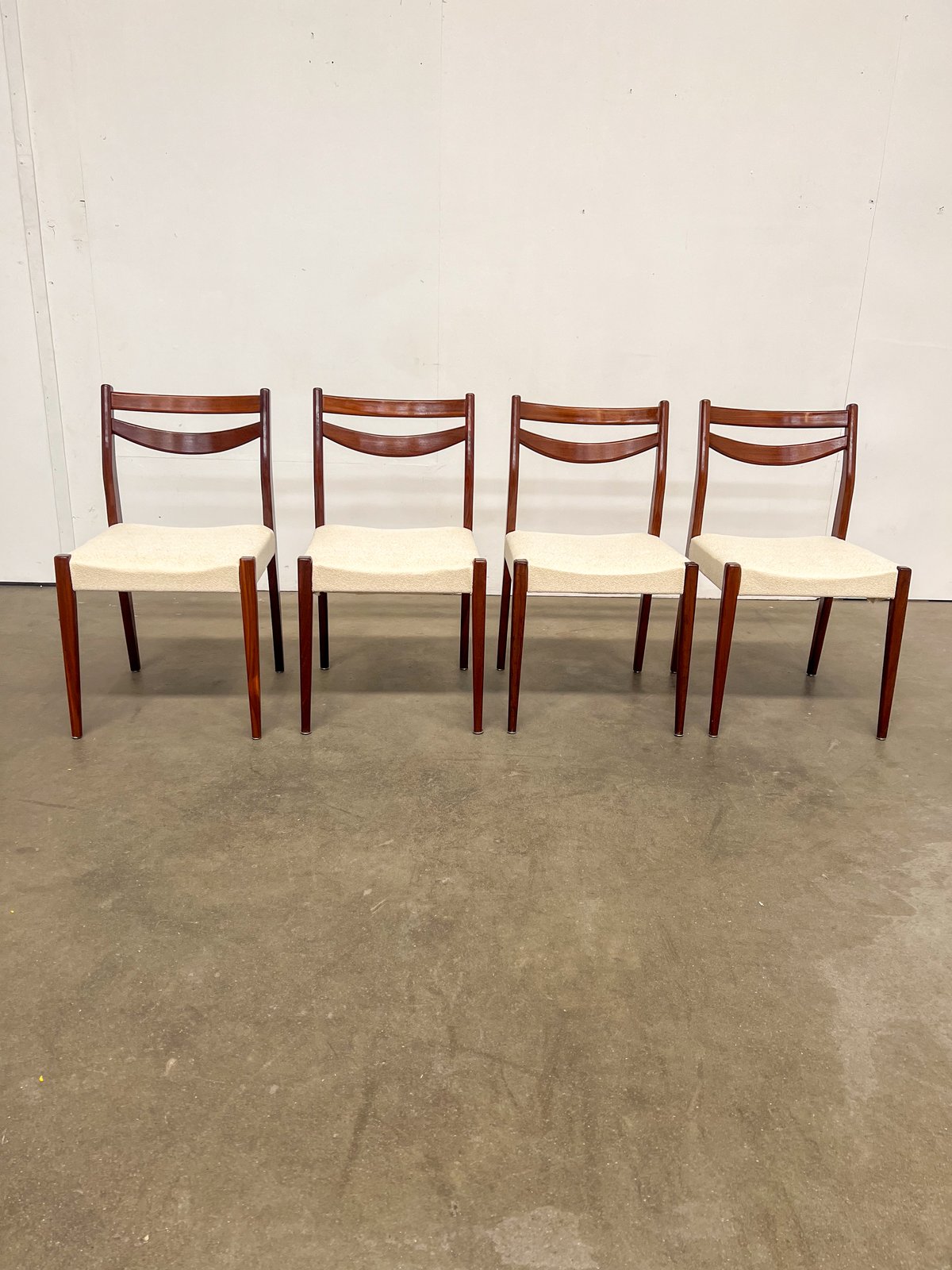 Lot de 4 chaises scandinaves en teck – tissu bouclette – années 60