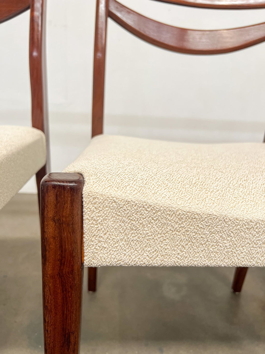 Lot de 4 chaises scandinaves en teck – tissu bouclette – années 60