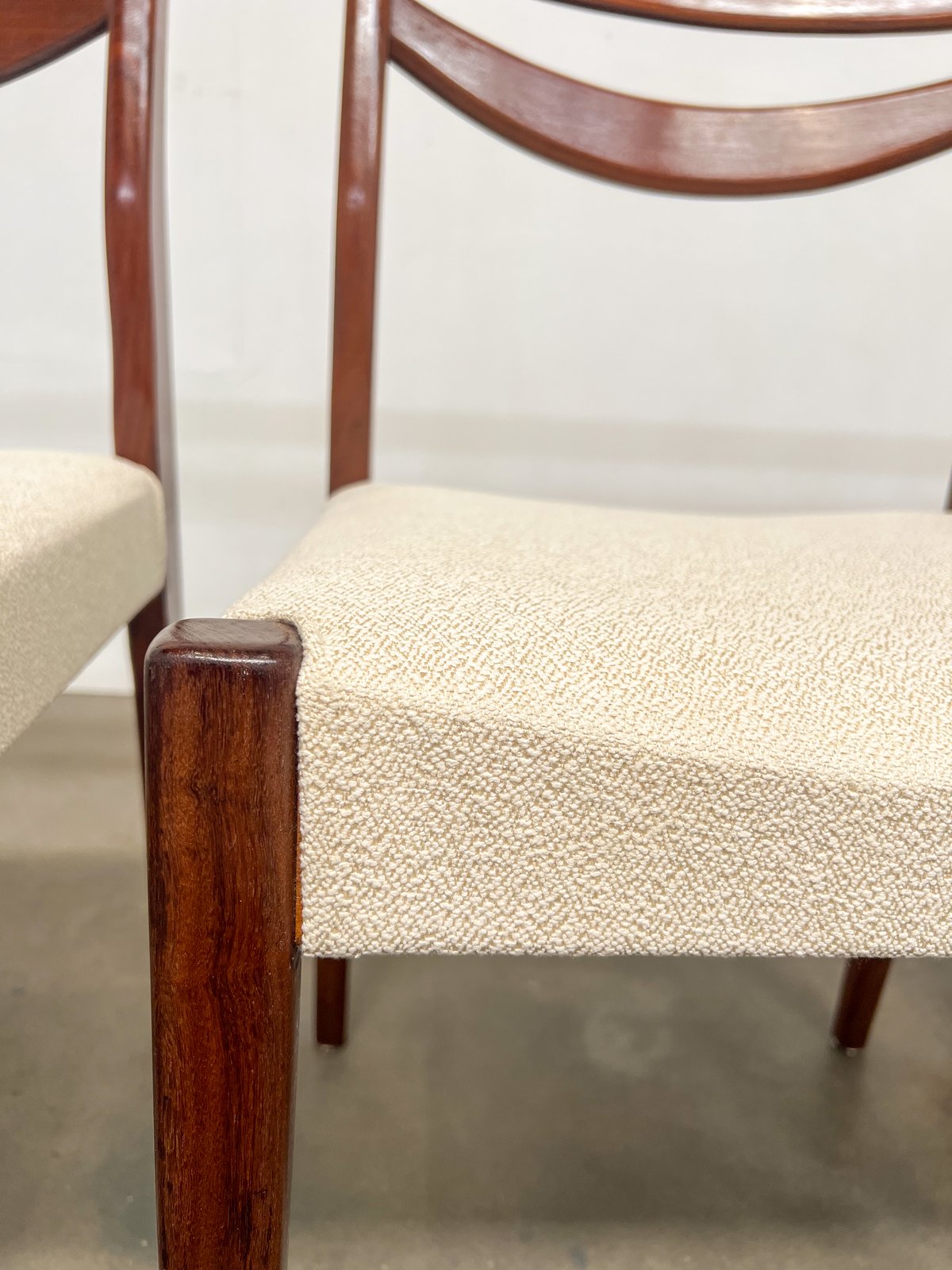 Lot de 4 chaises scandinaves en teck – tissu bouclette – années 60