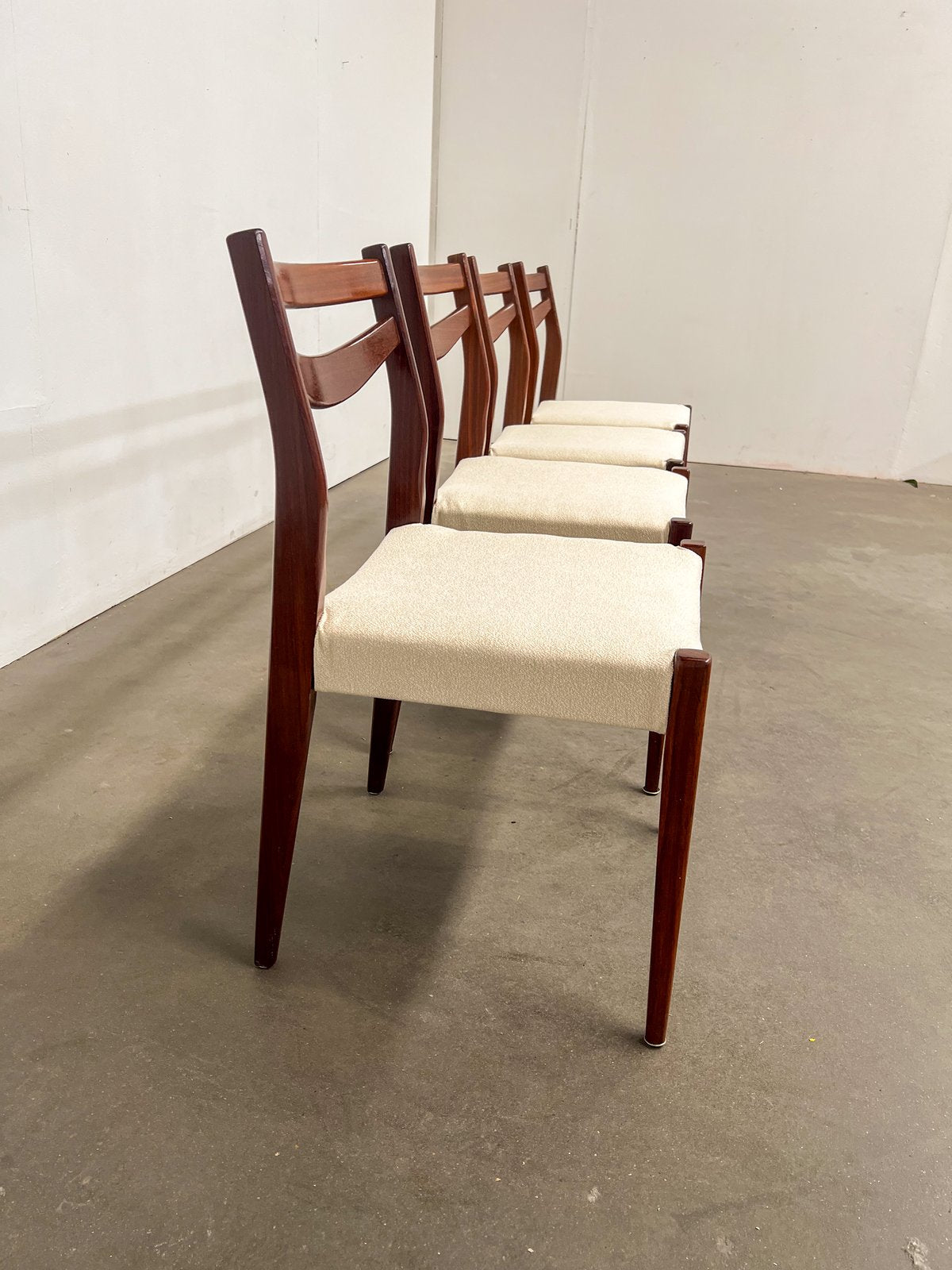 Lot de 4 chaises scandinaves en teck – tissu bouclette – années 60