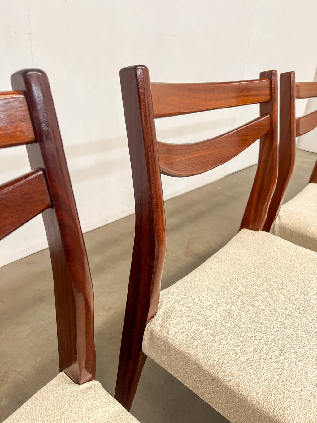 Lot de 4 chaises scandinaves en teck – tissu bouclette – années 60