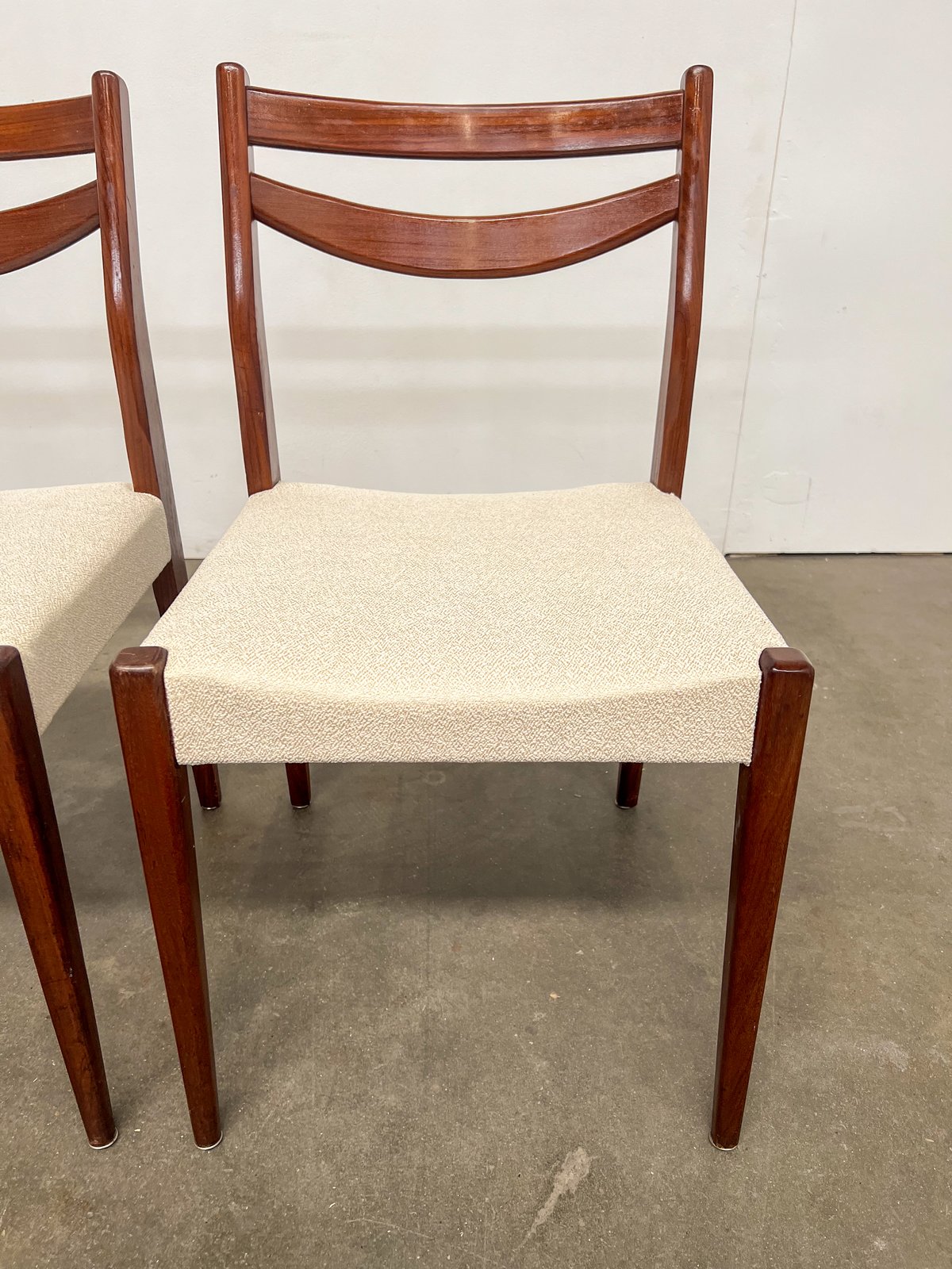 Lot de 4 chaises scandinaves en teck – tissu bouclette – années 60