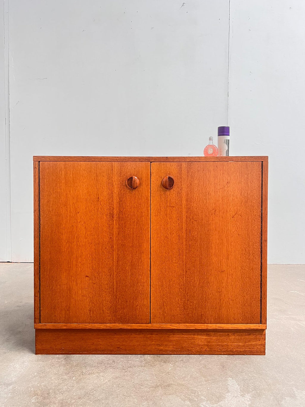 Petit buffet scandinave vintage en teck – meuble de rangement années 70