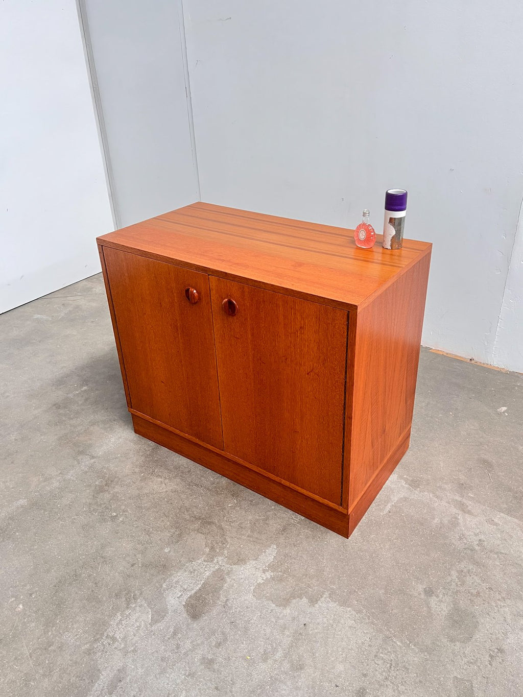 Petit buffet scandinave vintage en teck – meuble de rangement années 70