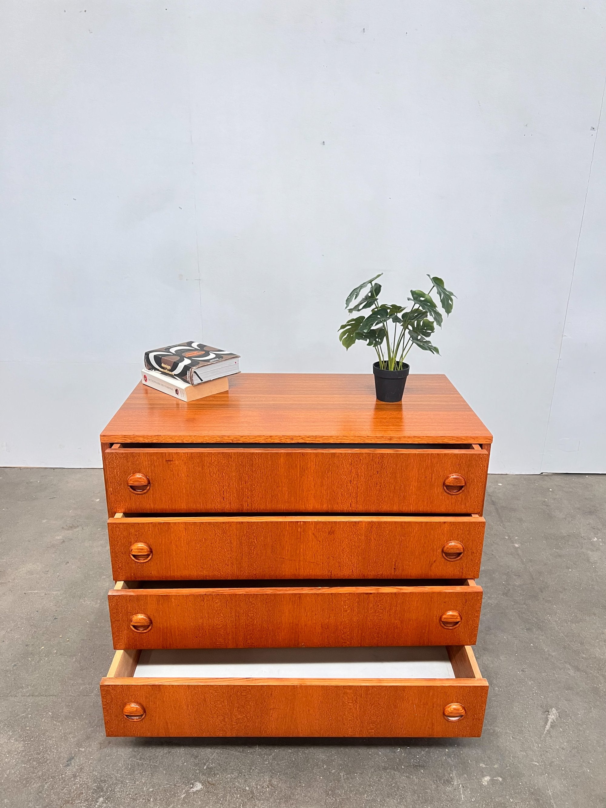 Commode scandinave vintage en teck – 4 tiroirs