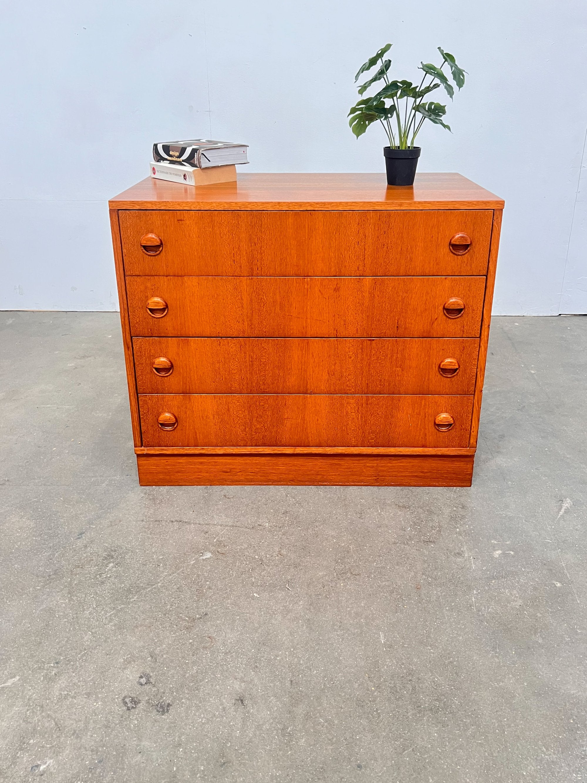 Commode scandinave vintage en teck – 4 tiroirs