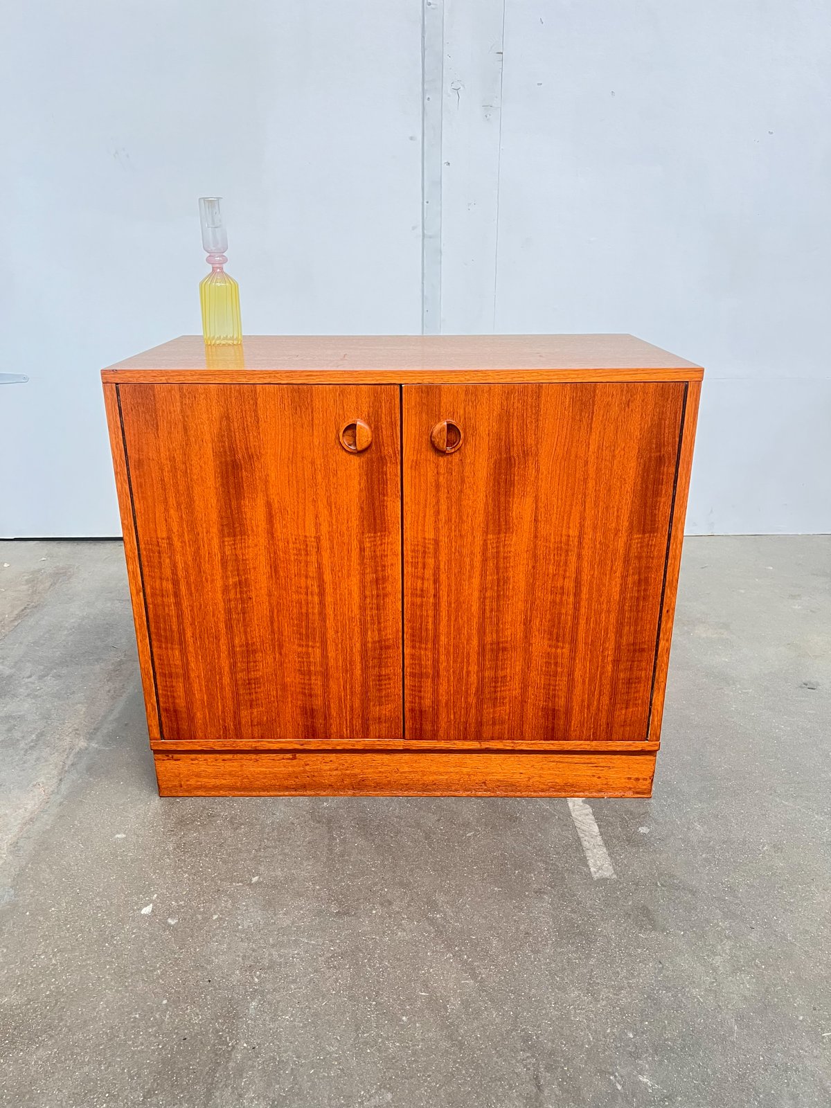 Petit buffet scandinave vintage en teck – meuble de rangement années 70