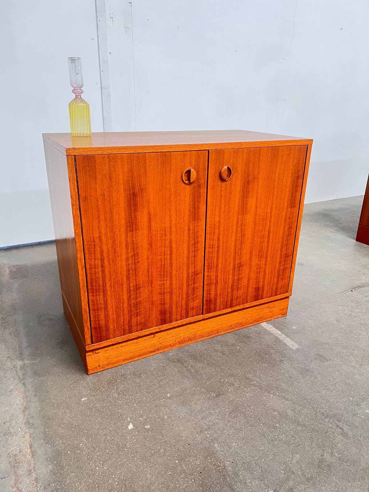Petit buffet scandinave vintage en teck – meuble de rangement années 70