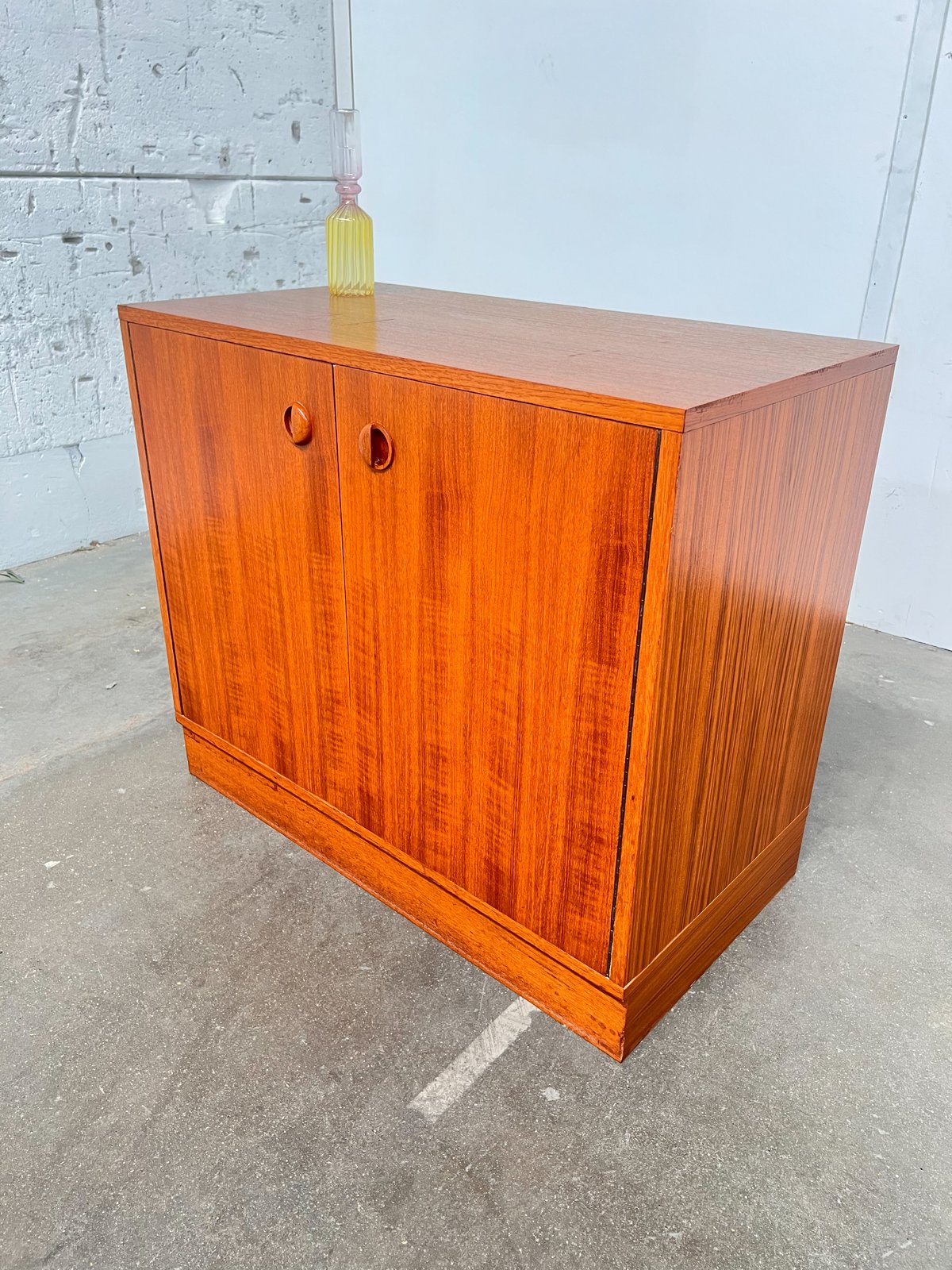 Petit buffet scandinave vintage en teck – meuble de rangement années 70