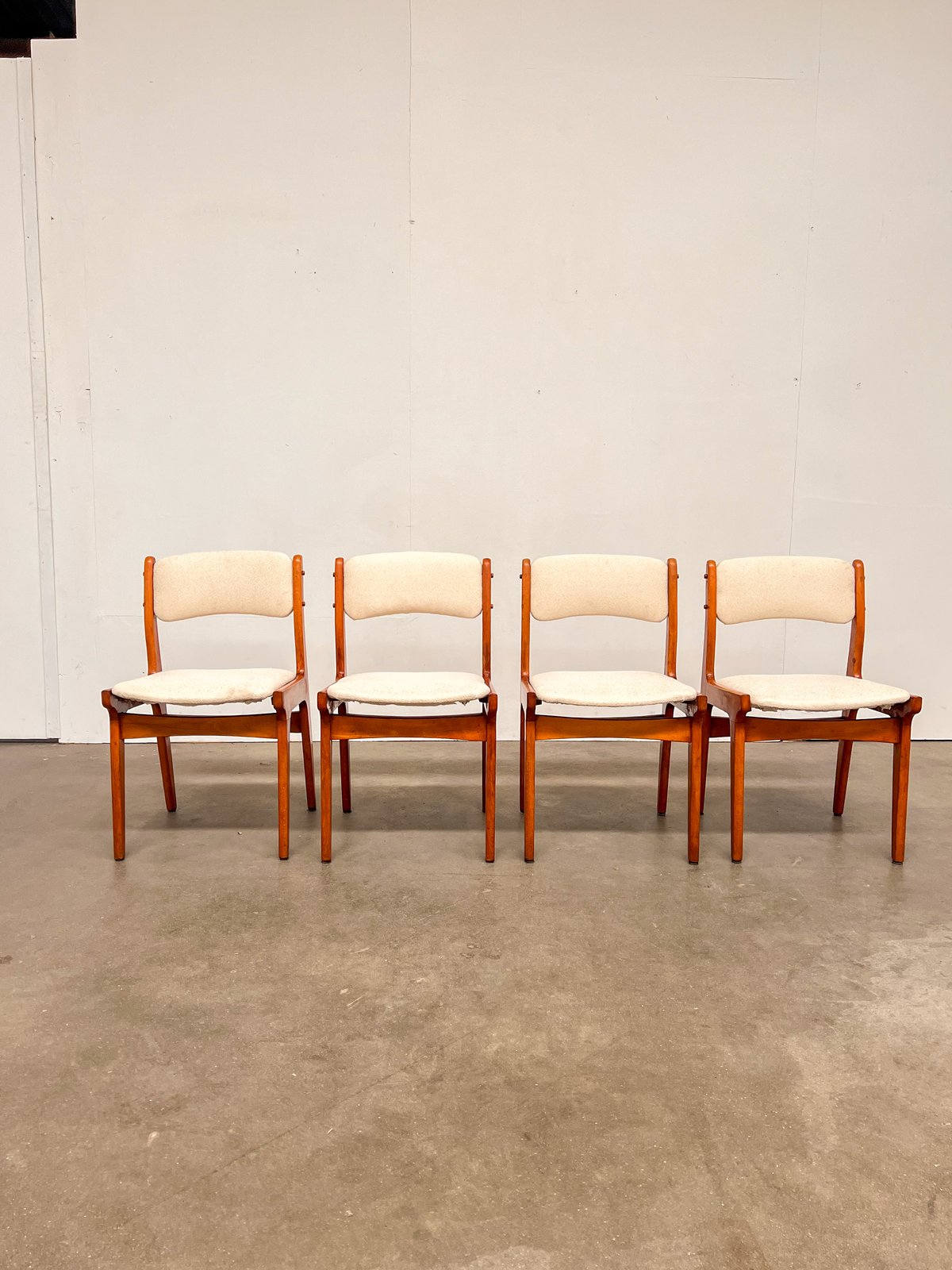 Lot de 4 chaises vintage scandinaves retapissées – tissu texturé écru