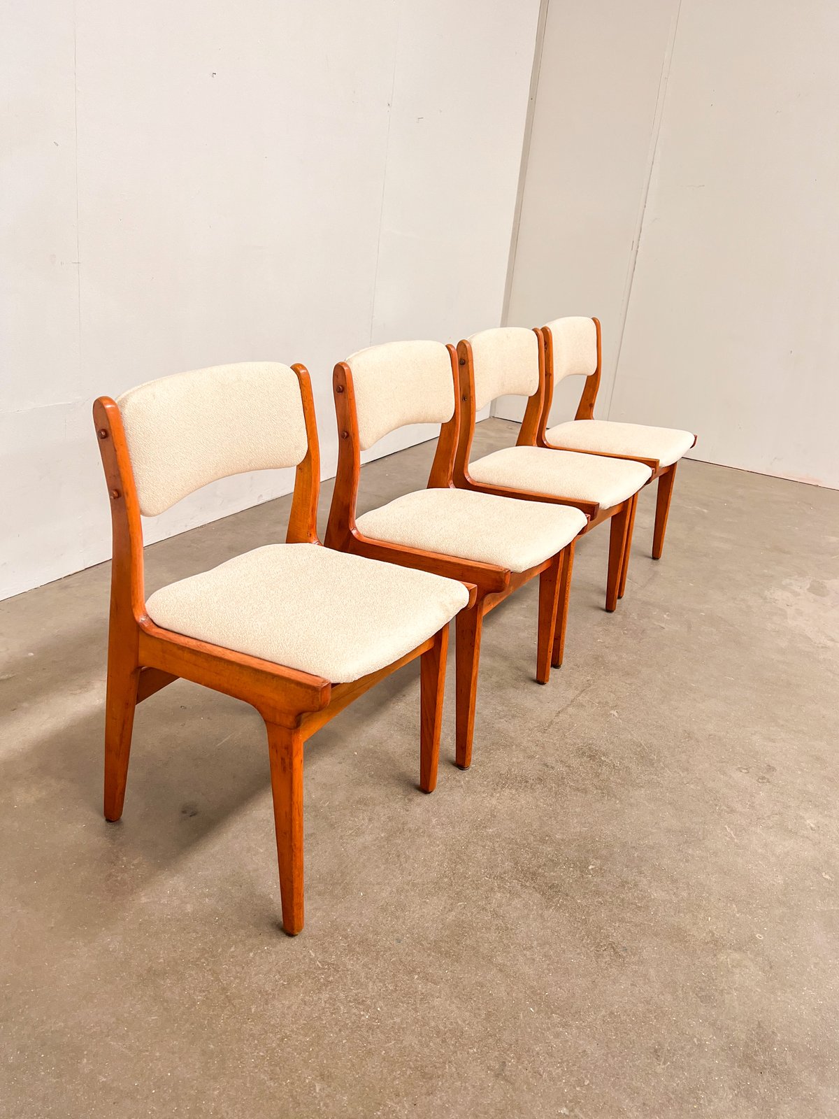 Lot de 4 chaises vintage scandinaves retapissées – tissu texturé écru