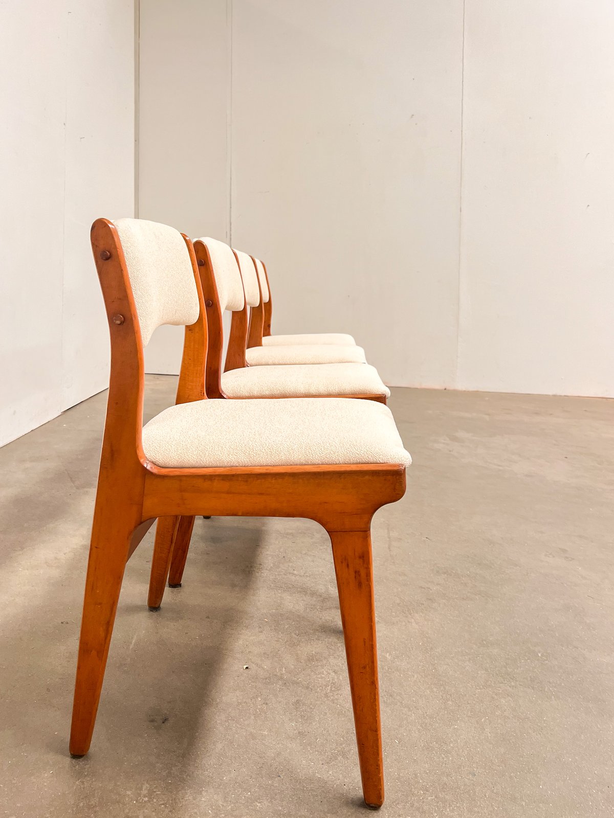 Lot de 4 chaises vintage scandinaves retapissées – tissu texturé écru