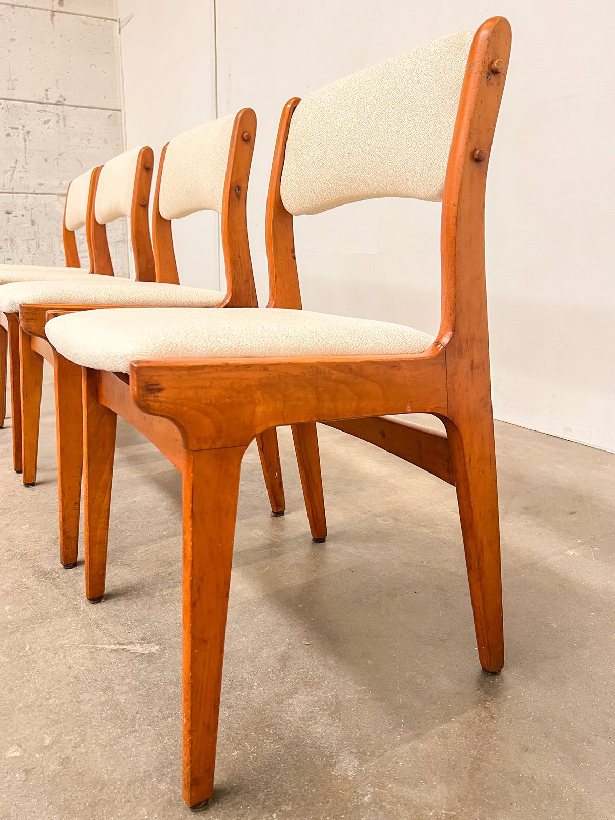 Lot de 4 chaises vintage scandinaves retapissées – tissu texturé écru