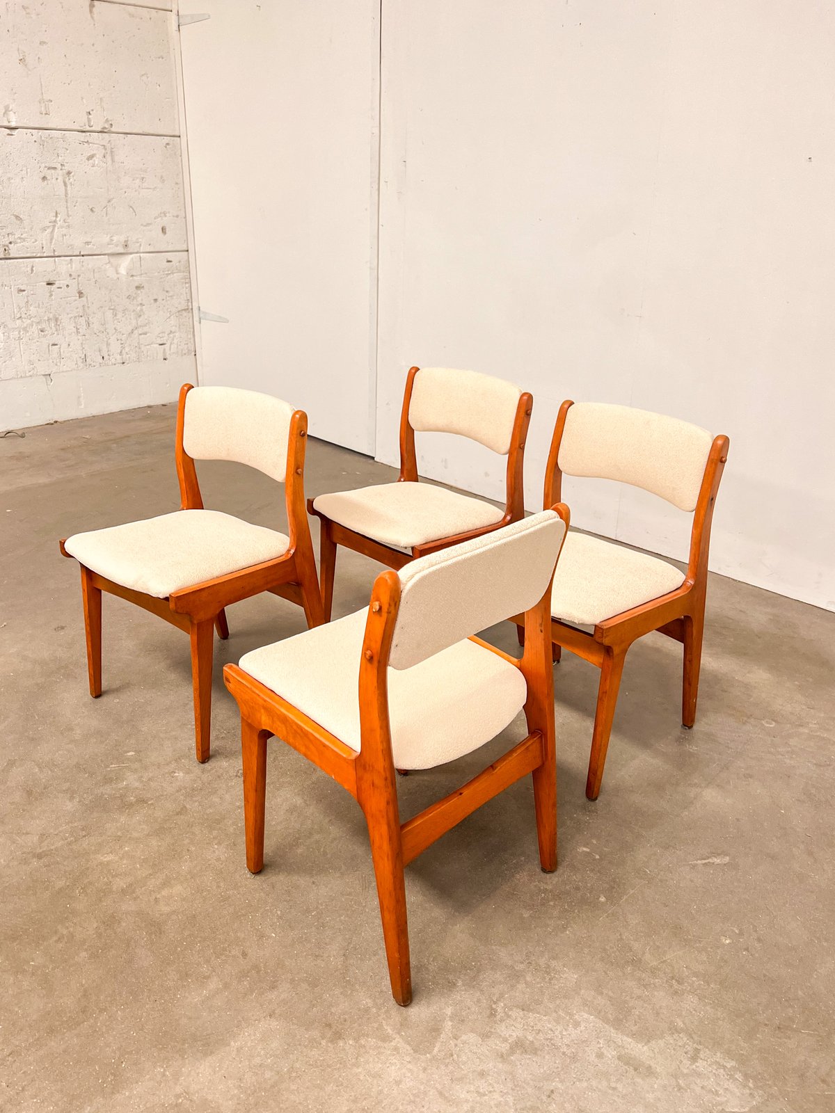 Lot de 4 chaises vintage scandinaves retapissées – tissu texturé écru