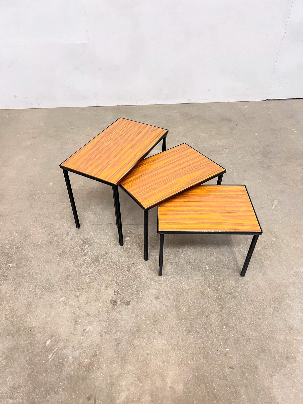 Tables gigognes vintage réversibles – Formica blanc / palissandre – années 70