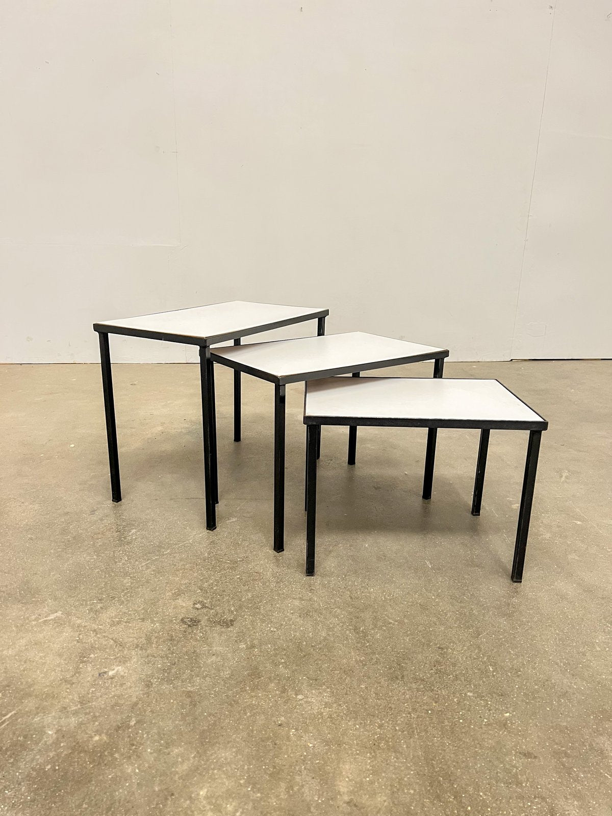 Tables gigognes vintage réversibles – Formica blanc / palissandre – années 70