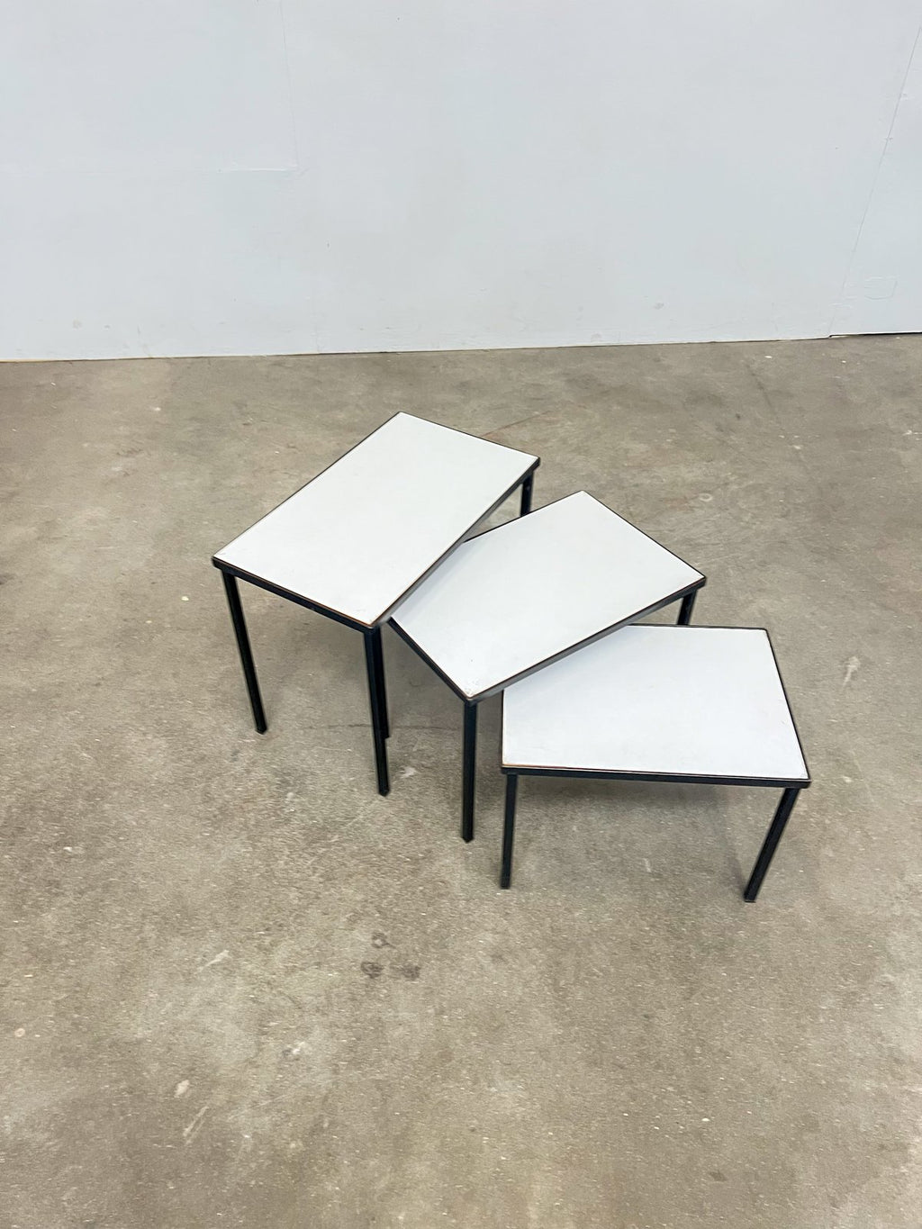Tables gigognes vintage réversibles – Formica blanc / palissandre – années 70