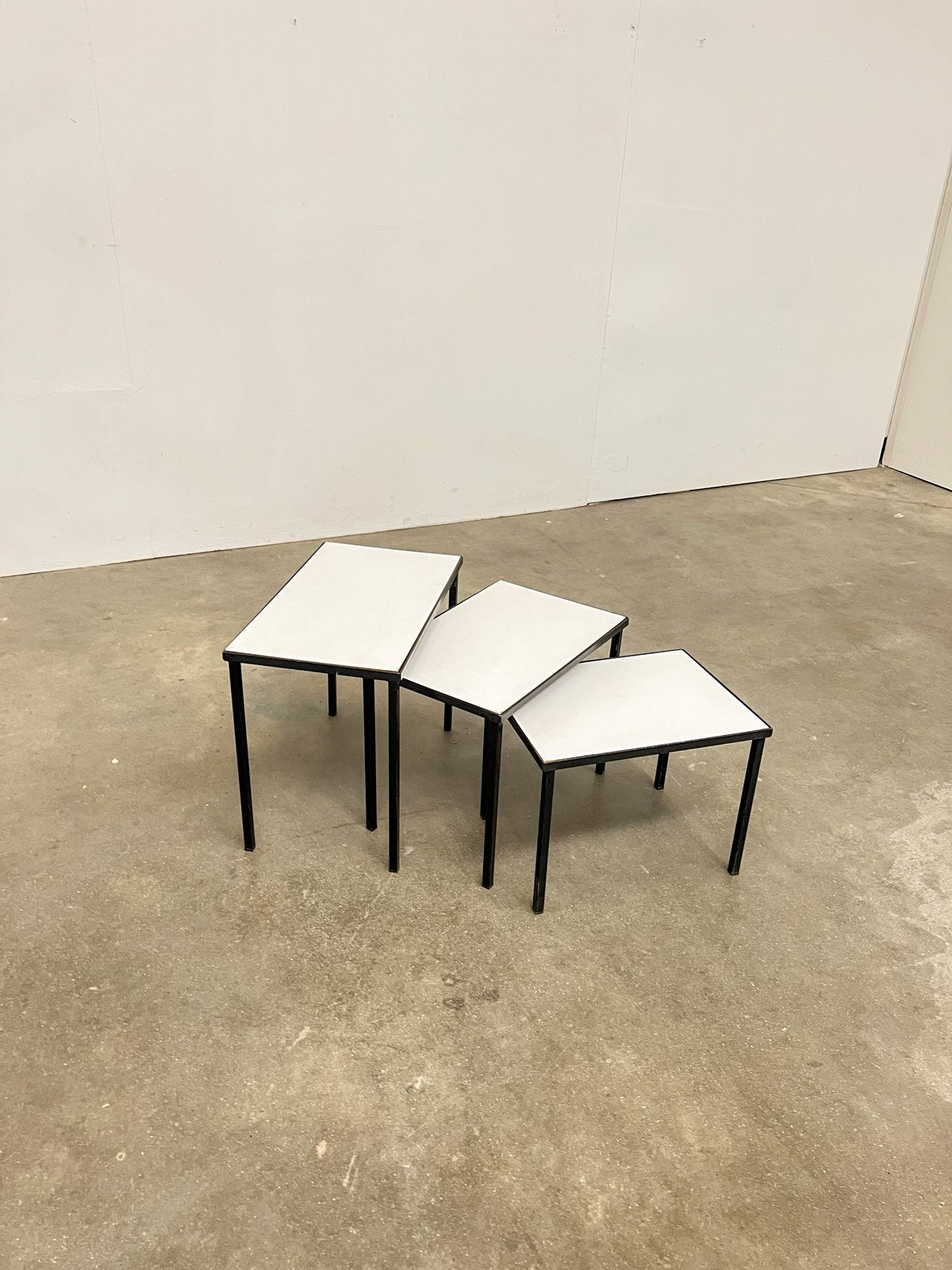 Tables gigognes vintage réversibles – Formica blanc / palissandre – années 70