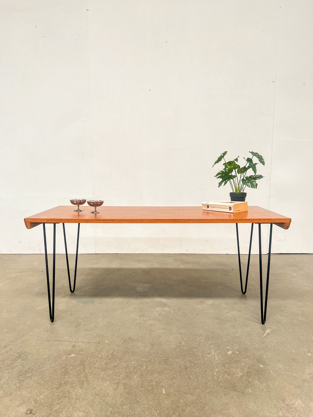 Table basse vintage en teck – pieds épingle – design scandinave années 60